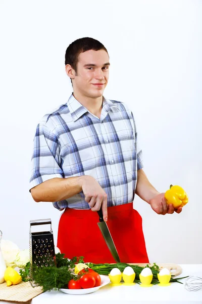 男性自宅で新鮮な食事を調理します。 — ストック写真
