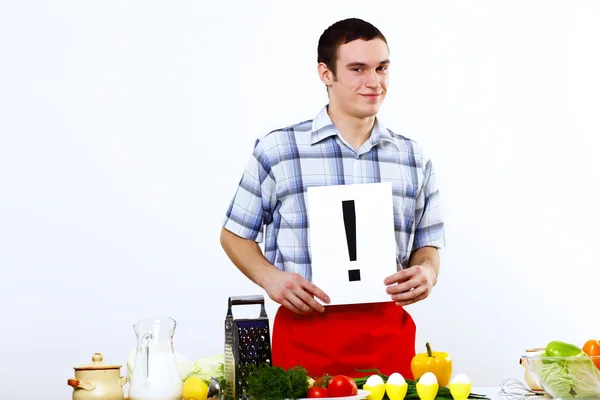 Человек готовит свежую еду дома — стоковое фото