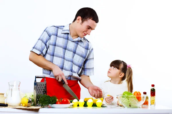 Famille avec une fille cuisiner ensemble à la maison — Photo