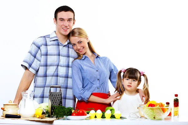 Familj med en dotter matlagning tillsammans hemma — Stockfoto