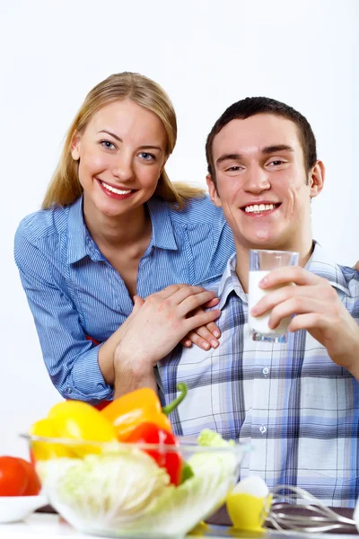 Чоловік і дружина разом п'яніють вдома — стокове фото