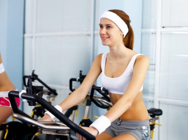 genç kadının spor salonunda yapması
