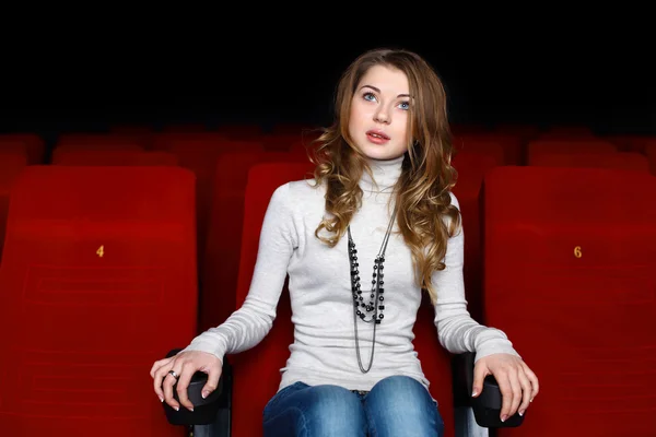 Młoda dziewczyna w kinie oglądając film — Zdjęcie stockowe