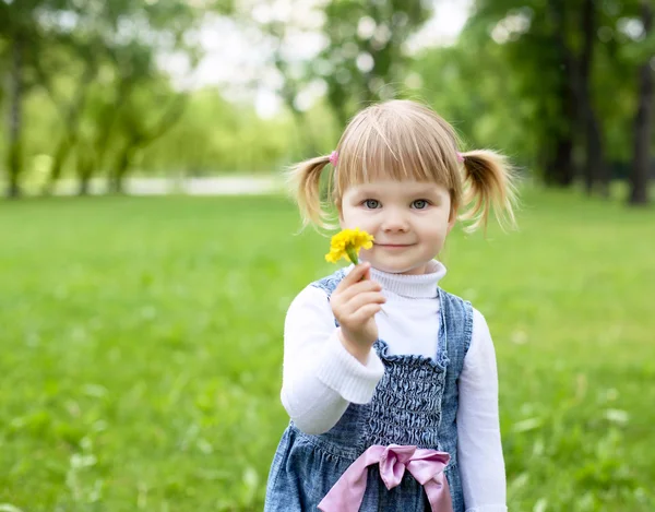Portret mała dziewczynka na zewnątrz — Zdjęcie stockowe