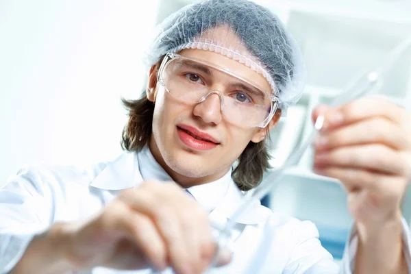 Νεαρός Επιστήμονας Εργάζεται στο Εργαστήριο — Φωτογραφία Αρχείου