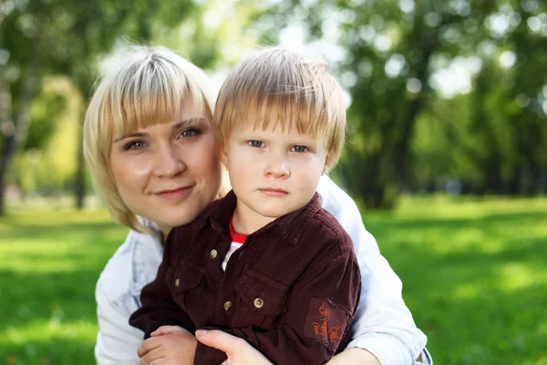 여름 공원에서 그녀의 아들과 젊은 어머니 — 스톡 사진