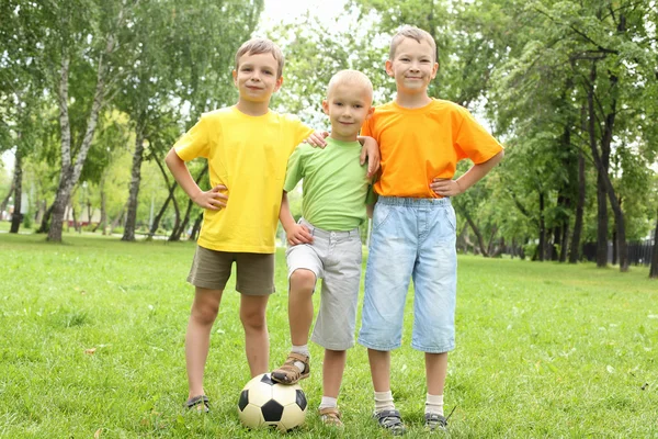 Trzech chłopców w parku — Zdjęcie stockowe