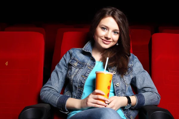 Chica joven en el cine viendo la película —  Fotos de Stock