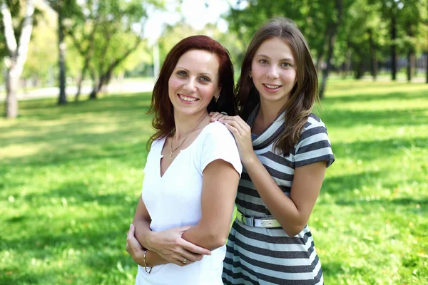 Mamma med sin dotter i sommar park — Stockfoto