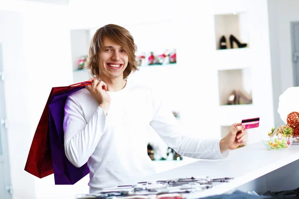 Mladý muž dělá nakupování — Stock fotografie