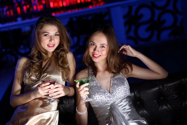 Ung kvinna i nattklubb med en drink — Stockfoto