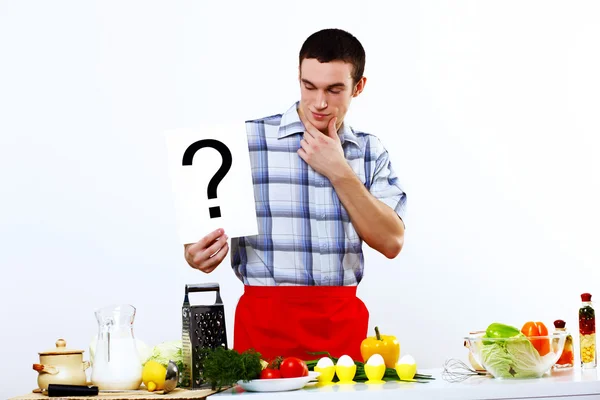 Uomo che cucina pasti freschi a casa — Foto Stock