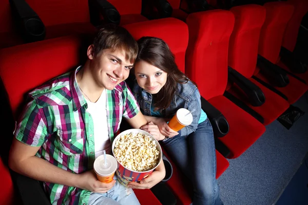 Genç bir çift sinemada film izlemek — Stok fotoğraf