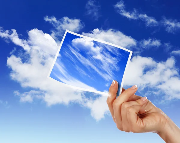 Gökyüzü beyaz cloudes ve çerçeveler — Stok fotoğraf