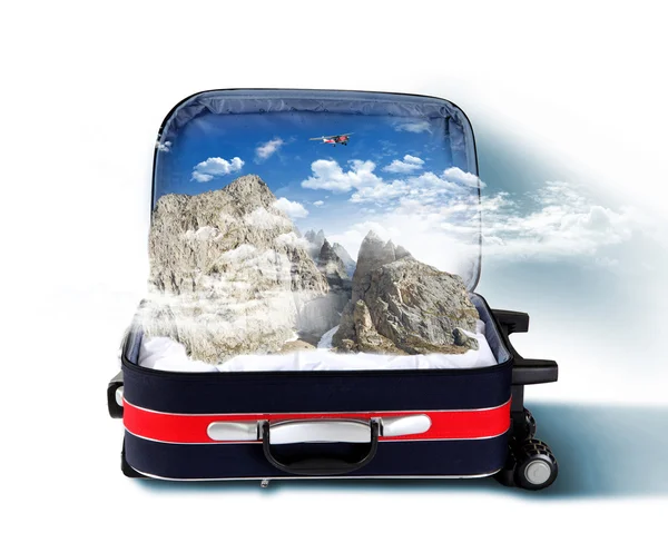 Valise rouge avec montagnes enneigées à l'intérieur — Photo
