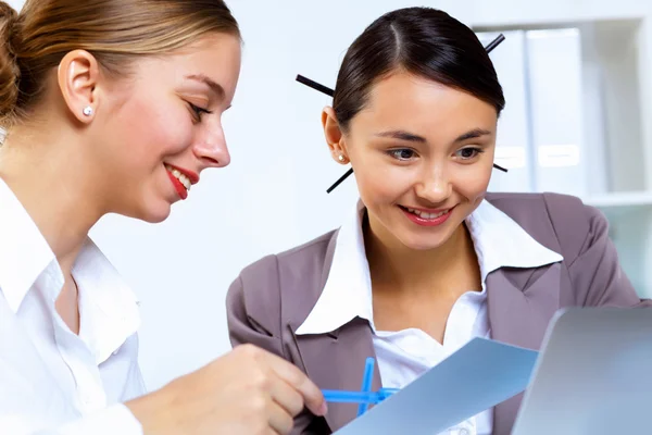 Jonge vrouwen in het bedrijfsleven dragen werken in office Stockfoto