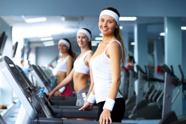 spor salonunda spor yaparken spor giyim kadın