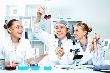 Laboratuvarda çalışan genç bilim adamları