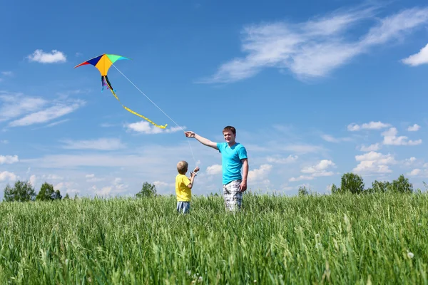 夏の凧の息子を持つ父 — ストック写真