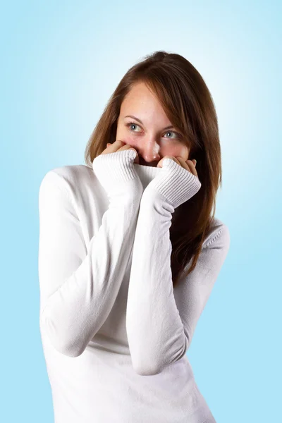 하얀 스웨터에 어린 소녀 — 스톡 사진