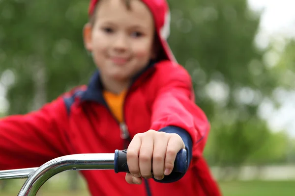 Chlapec na kole v zeleném parku — Stock fotografie