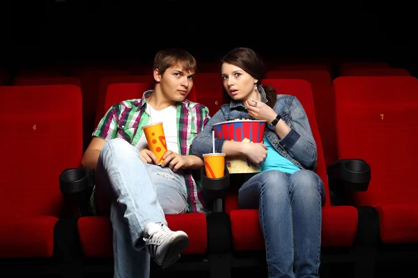 Jovem casal no cinema assistindo filme — Fotografia de Stock