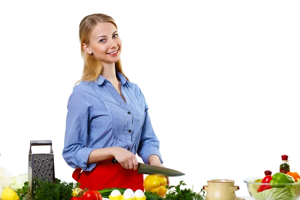 Žena vaření čerstvé jídlo doma — Stock fotografie