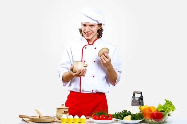 Портрет молодого повара в форме — стоковое фото