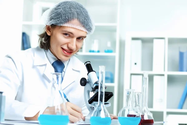 Junge Wissenschaftlerin arbeitet im Labor — Stockfoto