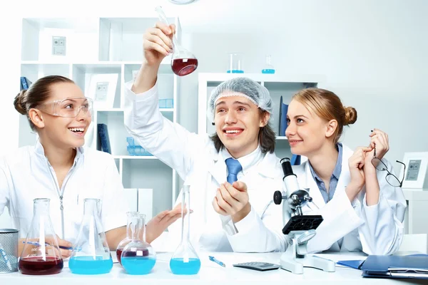 Jóvenes científicos trabajando en el laboratorio — Foto de Stock
