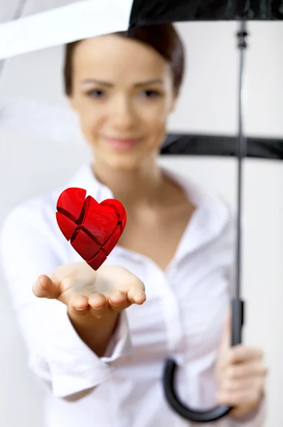 Elinde kırmızı bir kalple bir kadın — Stok fotoğraf