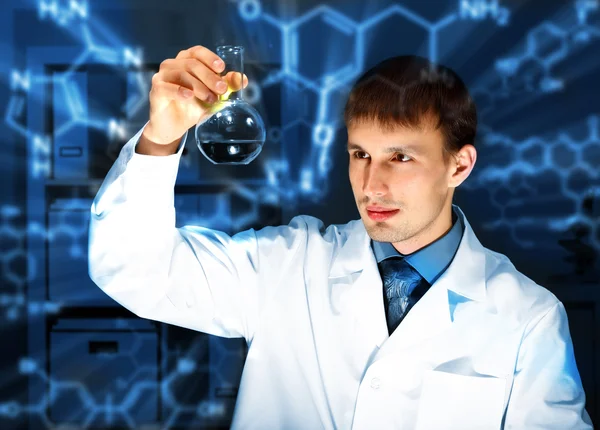 Jovem químico trabalhando em laboratório — Fotografia de Stock