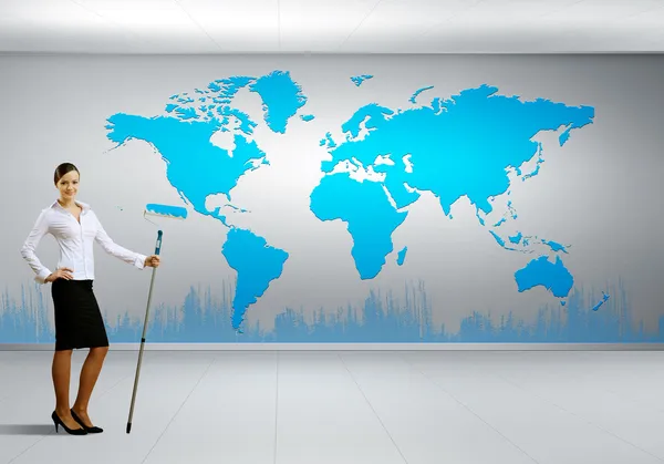 Επιχειρηματίας με χρώμα βούρτσα και παγκόσμιο χάρτη — Φωτογραφία Αρχείου