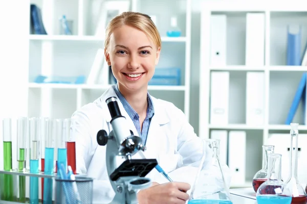 Jovem cientista trabalhando em laboratório — Fotografia de Stock