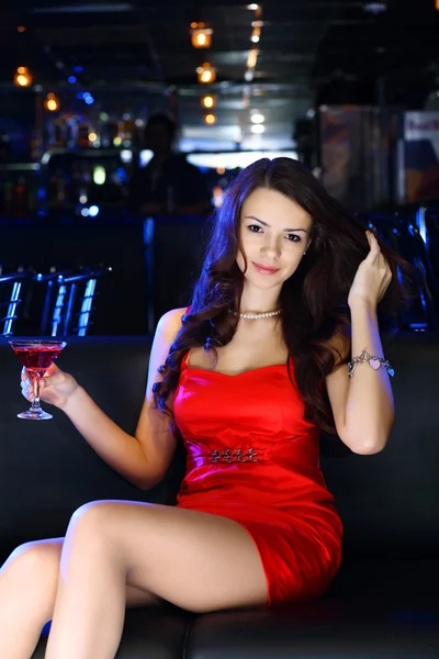 Çekici bir kadın gece kulübündeki bir içki ile — Stok fotoğraf