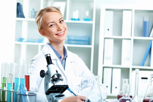 Young scientist working in laboratory — Stock Photo, Image