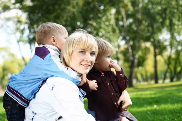 Giovane madre con suo figlio nel parco estivo — Foto Stock