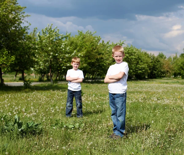 Zwei Brüder im Freien — Stockfoto