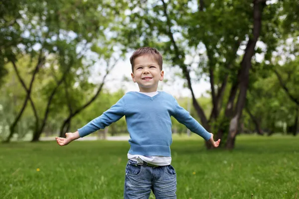 Porträt eines kleinen Jungen im Freien — Stockfoto