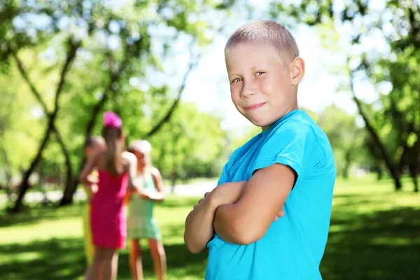 Boy v letním parku — Stock fotografie