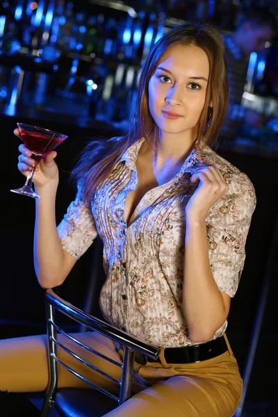 Donna attraente in night club con un drink — Foto Stock