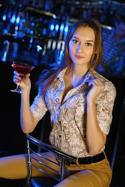 Donna attraente in night club con un drink — Foto Stock