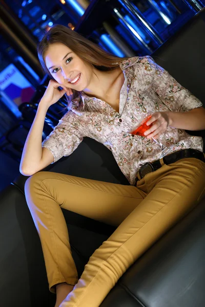 Donna attraente in night club con un drink — Foto Stock