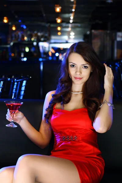 음료와 함께 나이트 클럽에서 매력적인 여자 — 스톡 사진