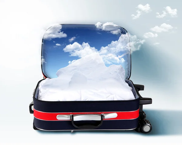 Roter Koffer mit verschneiten Bergen im Inneren — Stockfoto