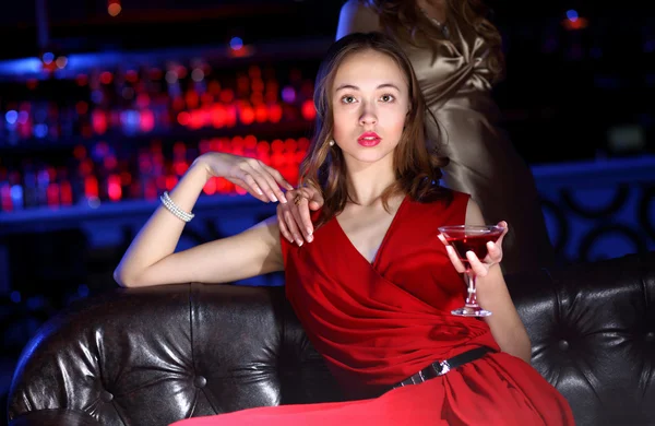 Młoda kobieta w klubie przy drinku — Zdjęcie stockowe