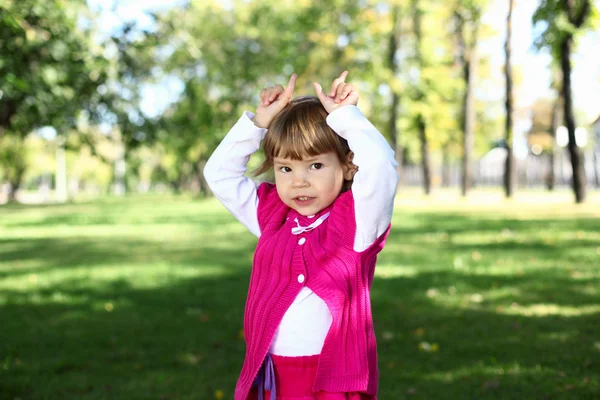 Klein meisje in zomer park — Stockfoto