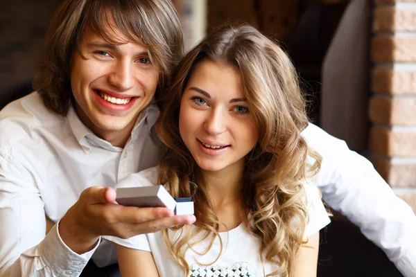 Unga par med förlovningsring i en restaurang — Stockfoto