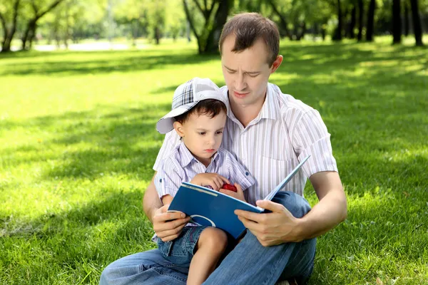 Père avec son fils dans le parc — Photo