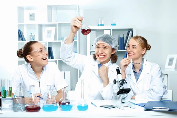 Jonge wetenschappers werkzaam in het laboratorium — Stockfoto